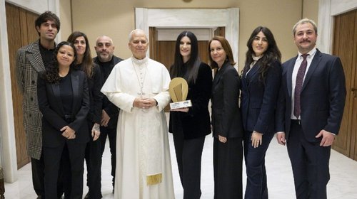Laura Pausini obsequia tema único al papa León XIV