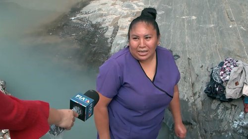 Lavan ropa y se bañan en el río Santa Catarina por falta de agua