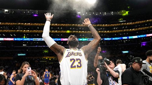 LeBron James amplía su récord como máximo anotador en la NBA