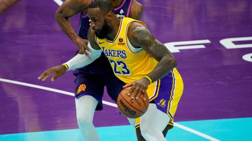 LeBron James anota 32 puntos; Lakers remontan y ganan a Suns