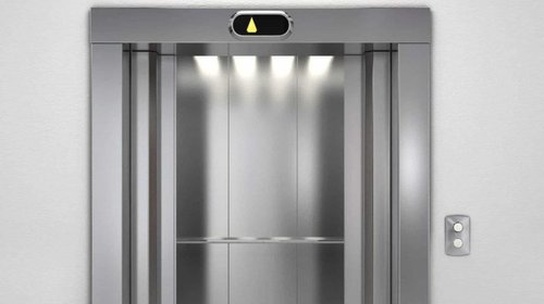 Libera Protección Civil de NL a dos hombres atrapados en elevador