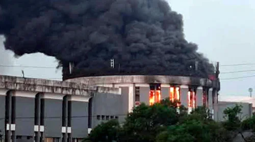 Estalla incendio en Parlamento de Liberia entre protestas