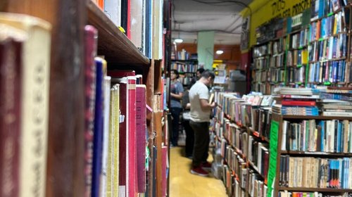 Entre hojas, polvo, y tinta; así resiste la lectura en Monterrey