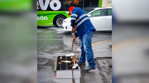 Limpian alcantarillas para evitar inundaciones en Monterrey