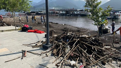 Limpian en La Boca toneladas de basura de paseantes