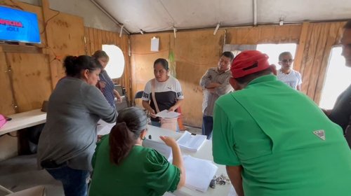 Extrabajadores de Componentes Universales reciben pagos