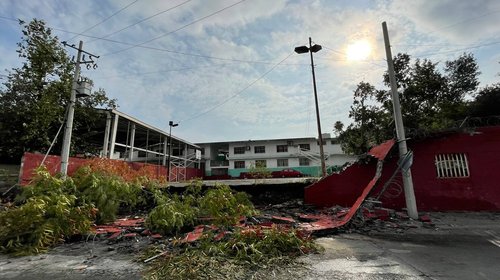 Lluvia derriba barda de escuela en el municipio de Monterrey