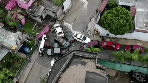 Arrastra corriente ¡13 vehículos! en Guadalupe