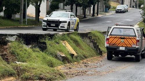 Lluvias evidencian deterioro de calle en Monterrey