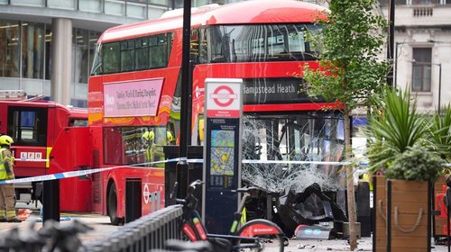 Hospitalizan a 15 tras accidente de autobús en Londres
