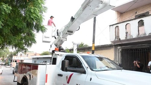 Agilizan Matamoros cambio de luminarias con nuevo camión-pluma