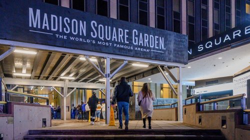 Hombre muere tras caer durante concierto en Madison Square Garden