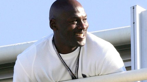  Subastan en 8 mdd 6 pares de tenis que usó Michael Jordan
