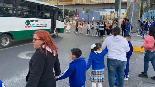 Acusan de acoso sexual a director de primaria; arman bloqueo