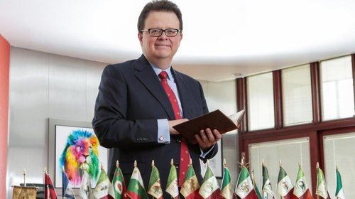 Muestra magistrado faceta como novelista; presenta 'Las heridas'