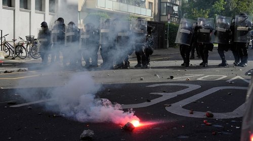 Manifestantes se enfrentan a policías en movilización contra G7