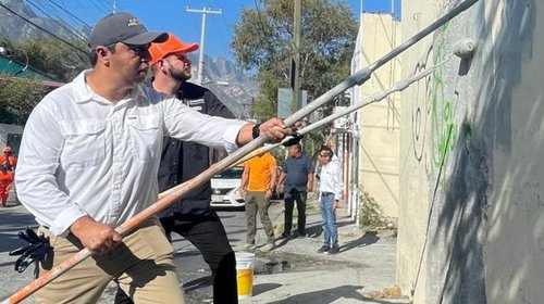 Le dan su 'manita de gato' al centro de Santa Catarina