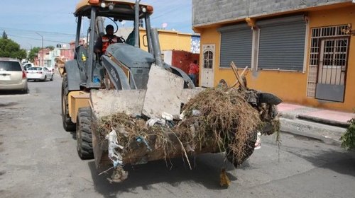 Maquinaria pesada retira basura de callejones en Saltillo