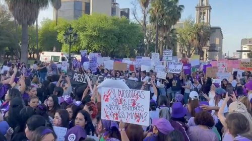 Marchan y protestan mujeres por el 8M en Monterrey
