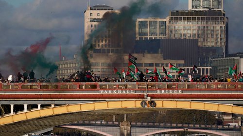 Marchan pacíficamente por Londres en apoyo a los palestinos