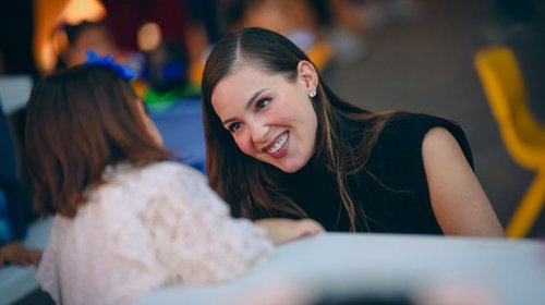 Jóvenes e infantes pasan la Navidad junto con Mariana Rodríguez