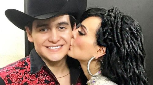 Maribel Guardia mantiene las cenizas de Julián Figueroa