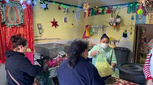 Acuden familias a los molinos en busca de masa para tamales