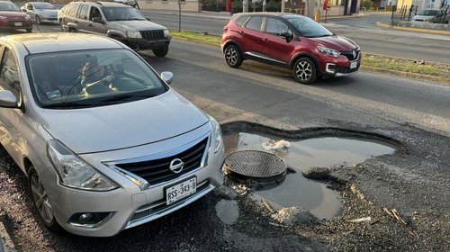 Mega bache pone en riesgo a automovilistas en Guadalupe
