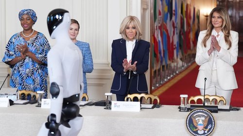Melania Trump presenta robot humanoide en cumbre sobre educación