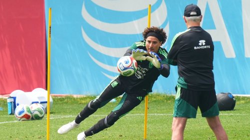 Ochoa, a los 40 años, pelea por ser titular rumbo al Mundial
