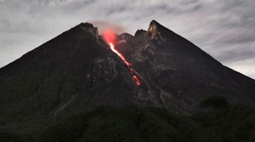 Merapi de Indonesia arroja lava; evacuan a miles de personas