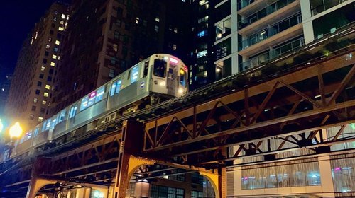 Hombre prende fuego a mujer en tren de Chicago y huye