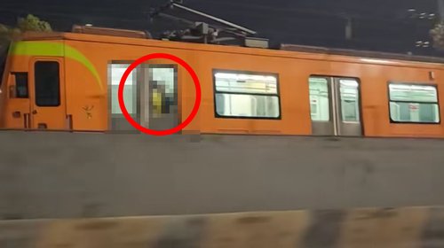 Cachan a pareja teniendo intimidad en vagón del metro de la CDMX