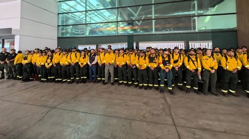 México envía 103 especialistas a Canadá para combatir incendios