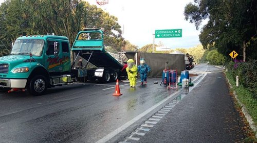 Volcadura de tráiler con ácido cierra autopista México-Cuernavaca
