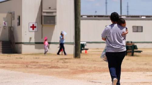 Revisan petición de Trump de quitar protección a niños migrantes