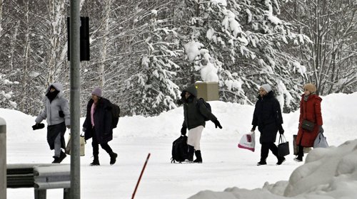 Migrantes cruzan hacia Finlandia por cierre de frontera con Rusia
