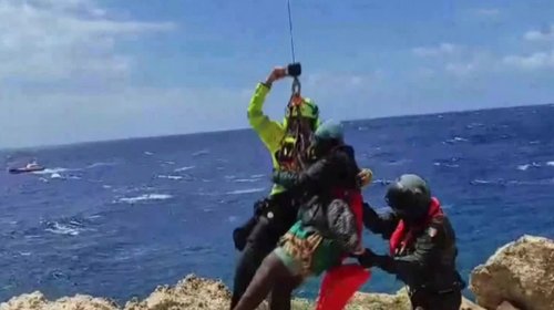 Salvan a migrantes tras naufragio de embarcaciones en Italia