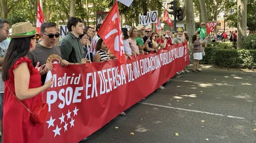 Miles protestan por mejores condiciones para docentes en España