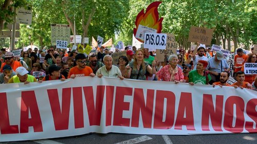 Miles protestan en España por alza en costos de vivienda 