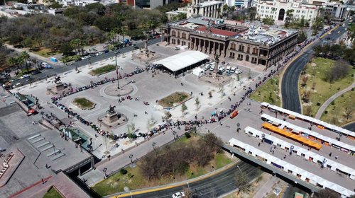 Miles acuden a vacunarse a la Explanada de los Héroes