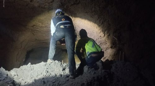 Rescatan con vida a minero en Sinaloa; tres siguen atrapados