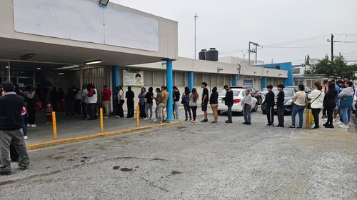 Madrugan regiomontanos para vacunarse contra el sarampión