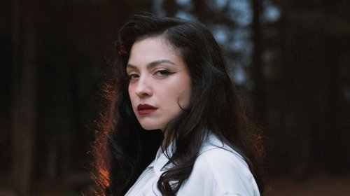 Mon Laferte le apuesta a la reflexión, calma ¡y amor al arte!