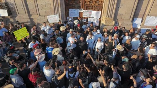 Protesta por asesinato de Carlos Manzo termina en toma de Palacio
