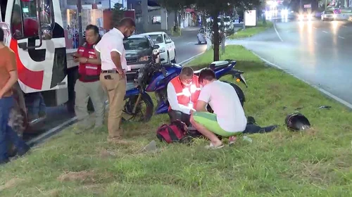 Motociclista choca contra dos autos en Paseo de los Leones
