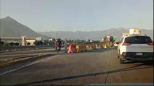 Motociclistas invaden carriles cerrados de Constitución