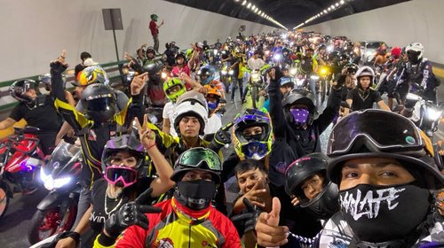 Motociclistas generan caos vial en el túnel de la Loma Larga 