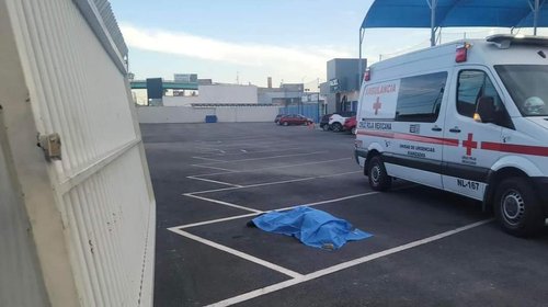 Muere abuelito tras caerle portón en Monterrey