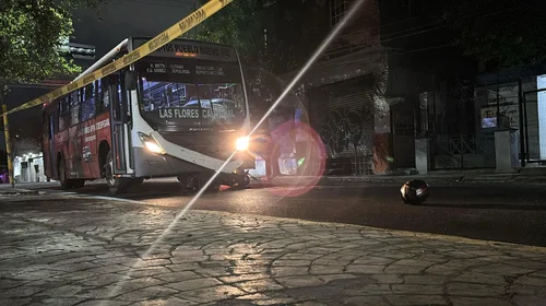 Muere motociclista tras ser embestido por camión urbano